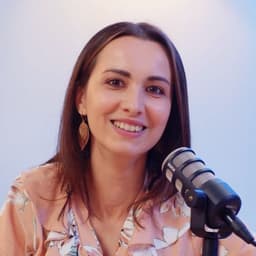 Cosmina Bucur - Inițiator Podcast Cafeneaua Fetelor, client studio podcast Amaze București