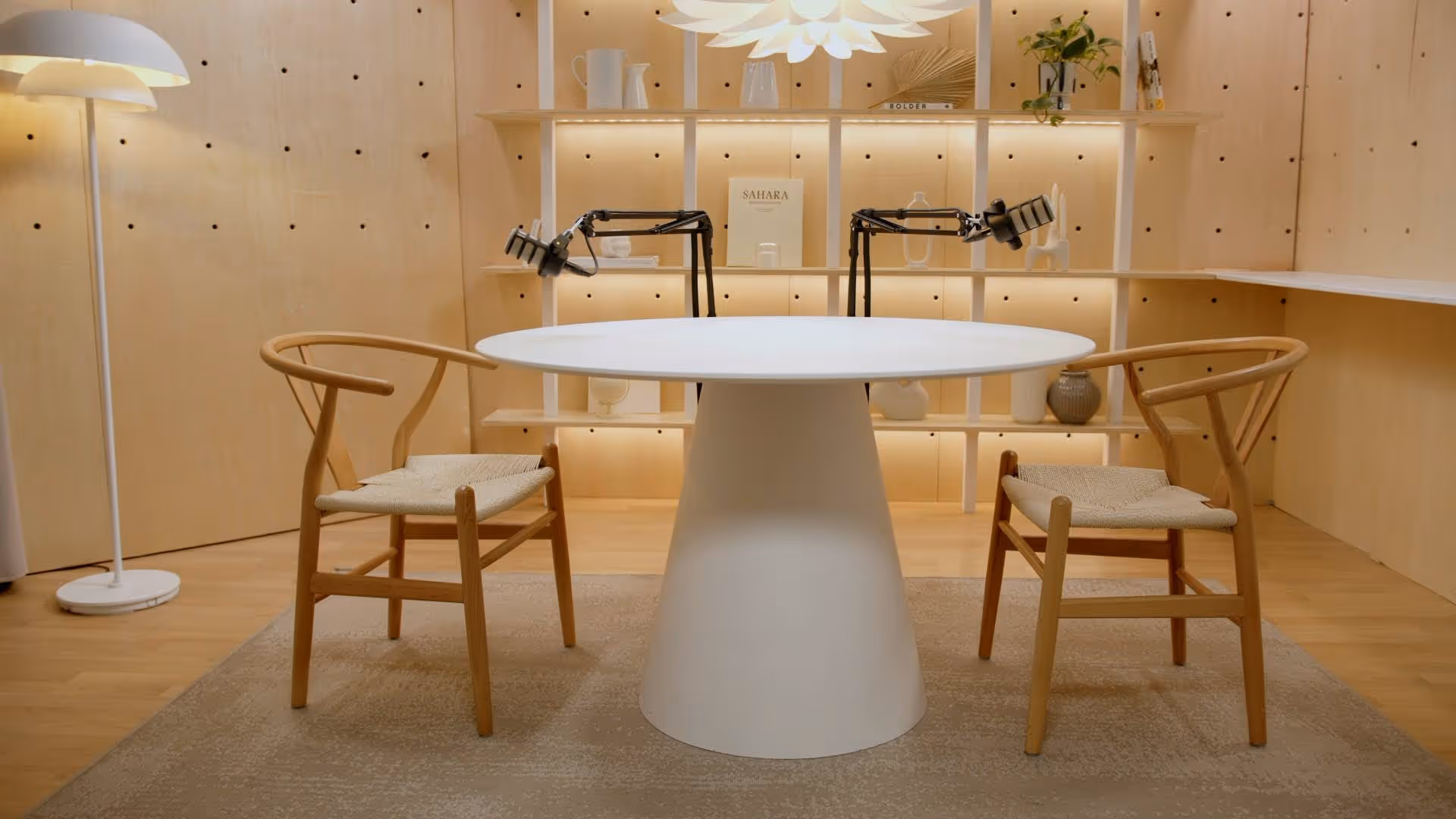 Studio podcast format clasic cu masă și scaune